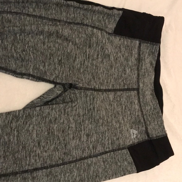 Athletic Leggings Capris - Picture 2 of 3